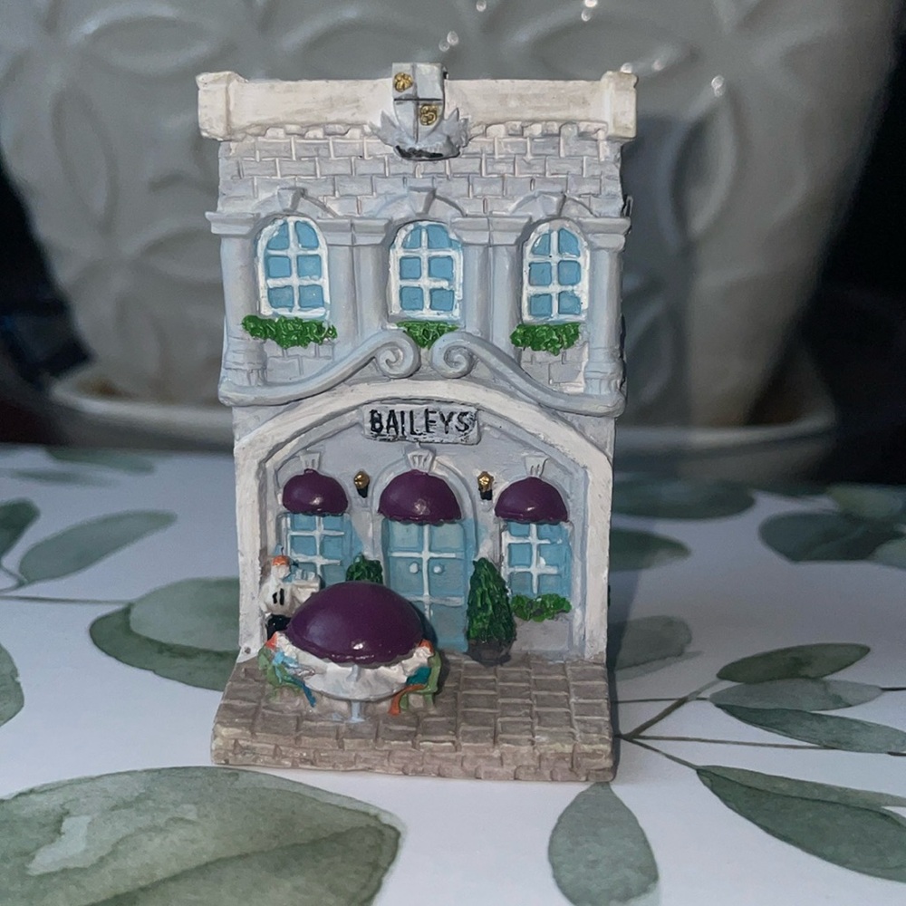 💜 2000 Limited Edition Bailey’s Miniature Collection House